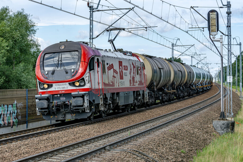 Pociąg towarowy prowadzony przez 111Ed-015 — Stanisławice