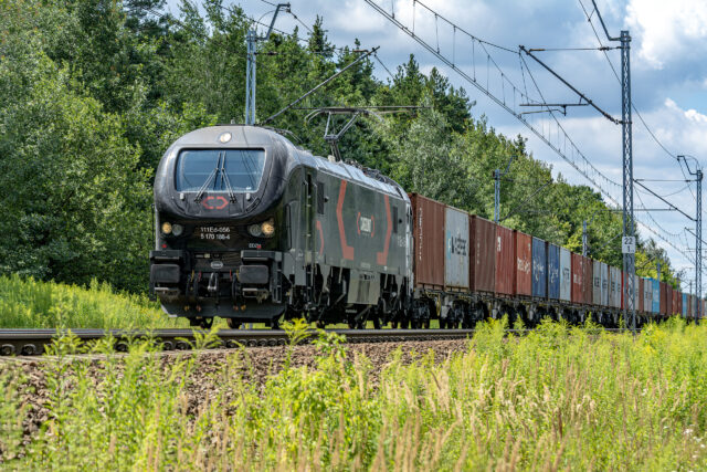 Pociąg towarowy prowadzony przez 111Ed-056 — Staniątki