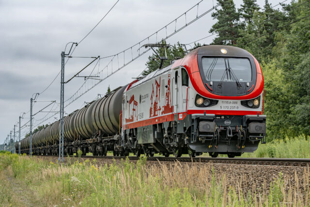 Pociąg towarowy prowadzony przez 111Ed-086 — Staniątki
