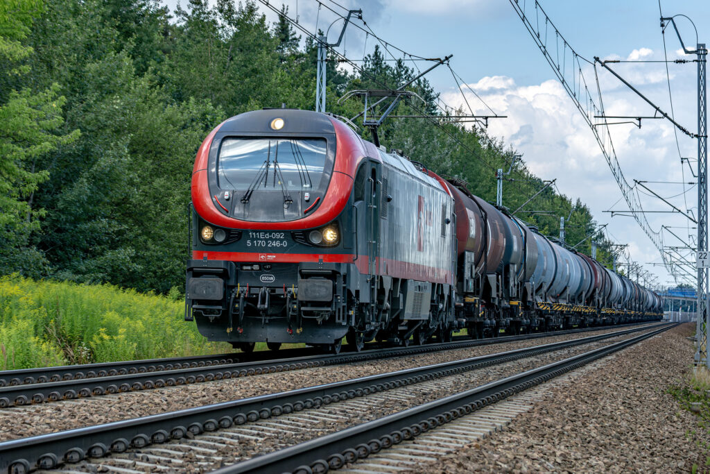Pociąg towarowy prowadzony przez 111Ed-092 — Staniątki