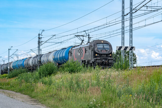 Pociąg towarowy prowadzony przez 111Ed-101 — Cikowice