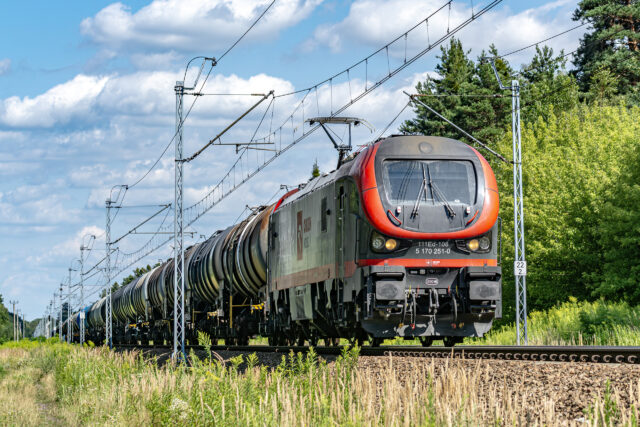 Pociąg towarowy prowadzony przez 111Ed-108 — Staniątki