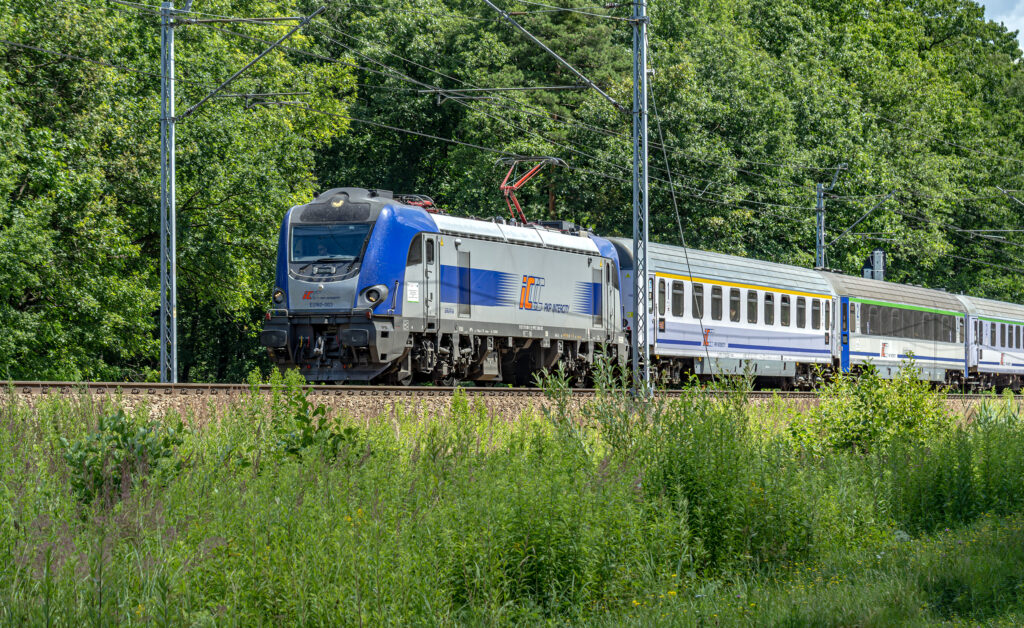Pociąg pasażerski prowadzony przez EU160-003 — Jasień