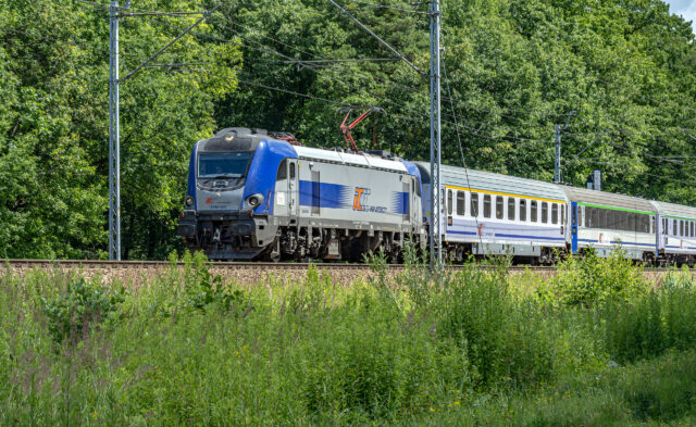 Pociąg pasażerski prowadzony przez EU160-003 — Jasień