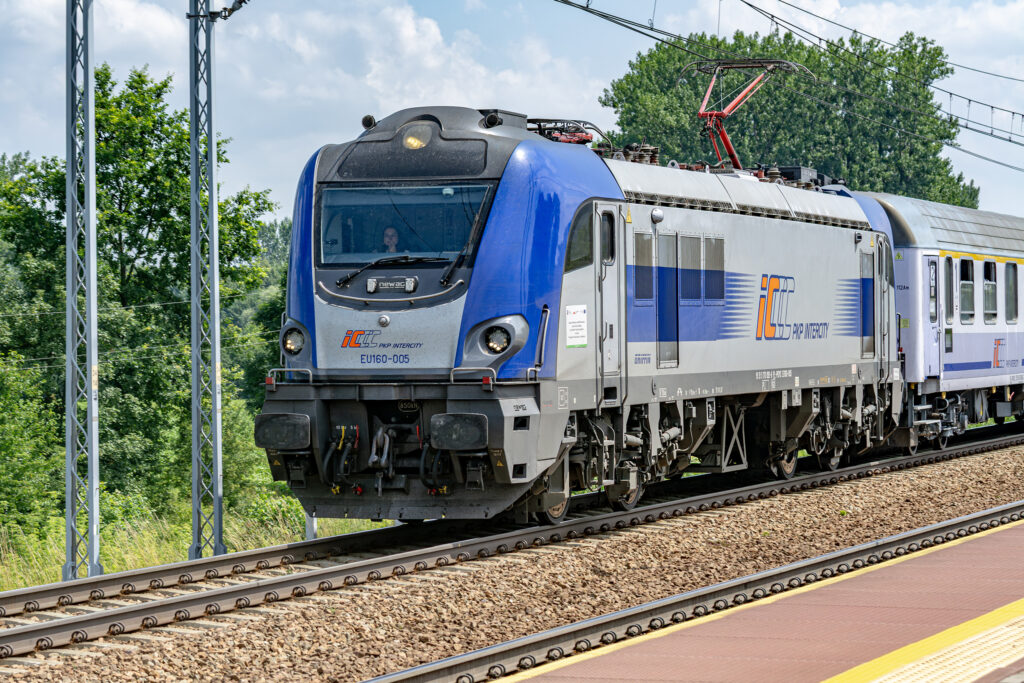 Pociąg pasażerski prowadzony przez EU160-005 — Cikowice