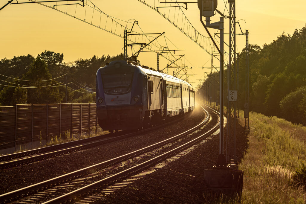 Pociąg pasażerski prowadzony przez EU160-017 — Stanisławice