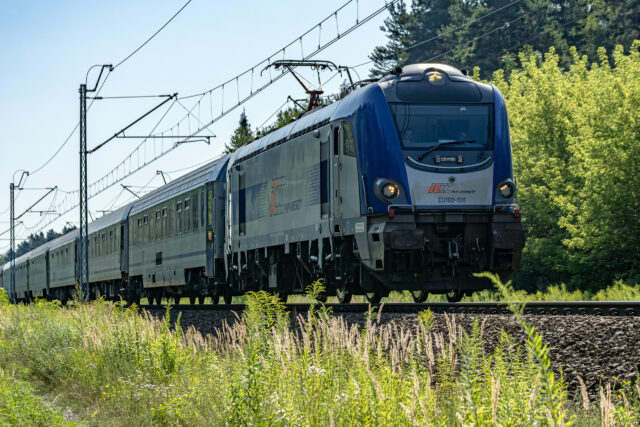 Pociąg pasażerski prowadzony przez EU160-001 — Staniątki