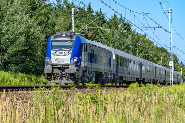 Pociąg pasażerski prowadzony przez EU160-082 — Staniątki