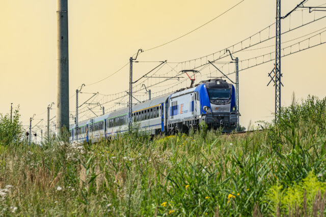 Pociąg pasażerski prowadzony przez EU160-082 — Krzeczów