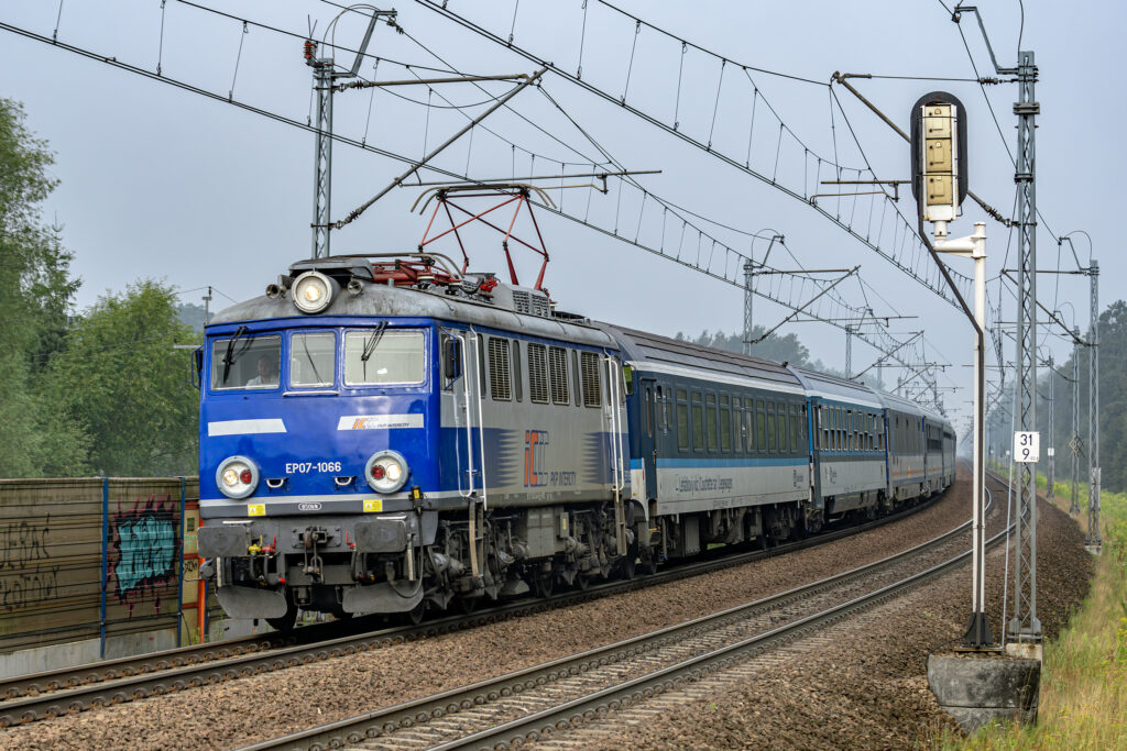 Pociąg pasażerski EP07-1066 przejeżdżający przez Stanisławice.