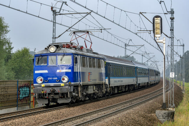 Pociąg pasażerski EP07-1066 przejeżdżający przez Stanisławice.