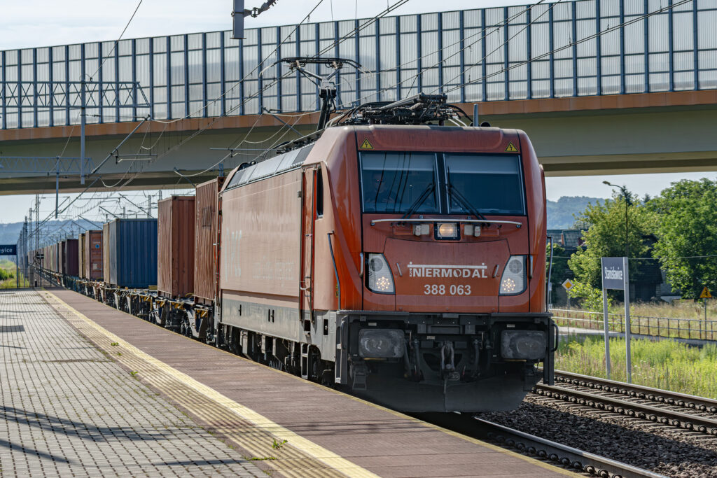 Pociąg towarowy prowadzony przez 388 063 — Stanisławice