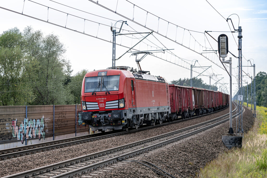 Pociąg towarowy prowadzony przez 5 170 047-2 — Stanisławice