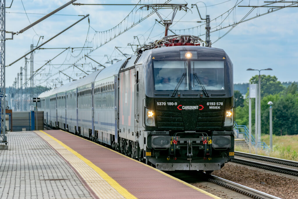 Pociąg pasażerski prowadzony przez 6193 578 — Cikowice