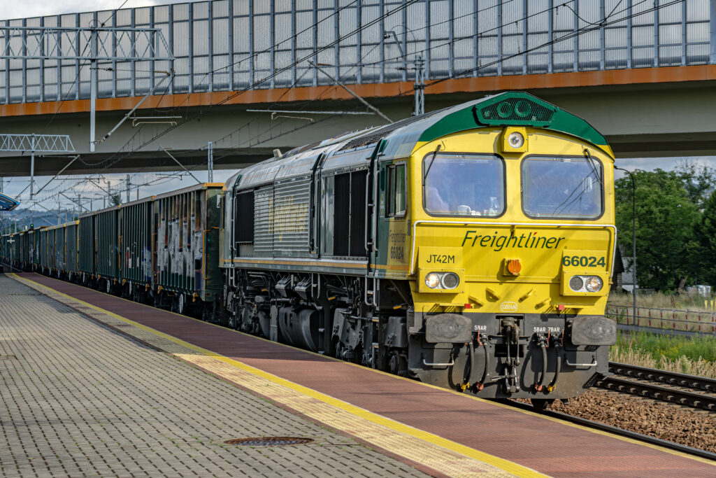 Pociąg towarowy prowadzony przez 66024 — Stanisławice