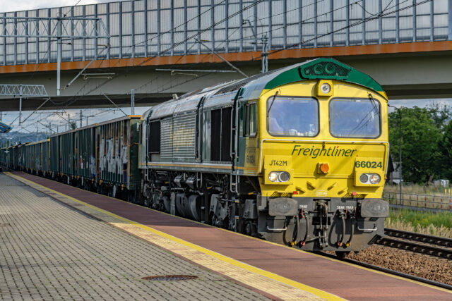 Pociąg towarowy prowadzony przez 66024 — Stanisławice