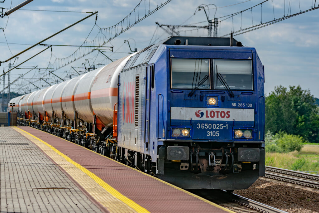 Pociąg towarowy prowadzony przez BR 285 130 — Cikowice
