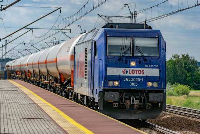 Pociąg towarowy prowadzony przez BR 285 130 — Cikowice