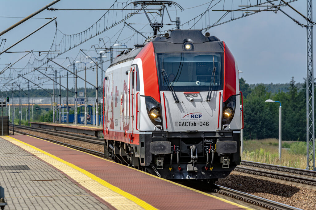 Lokomotywa E6ACTab-046 jadąca luzem — Cikowice