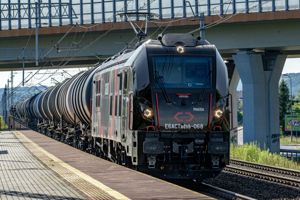 Pociąg towarowy prowadzony przez E6ACTadnb-068 — Stanisławice