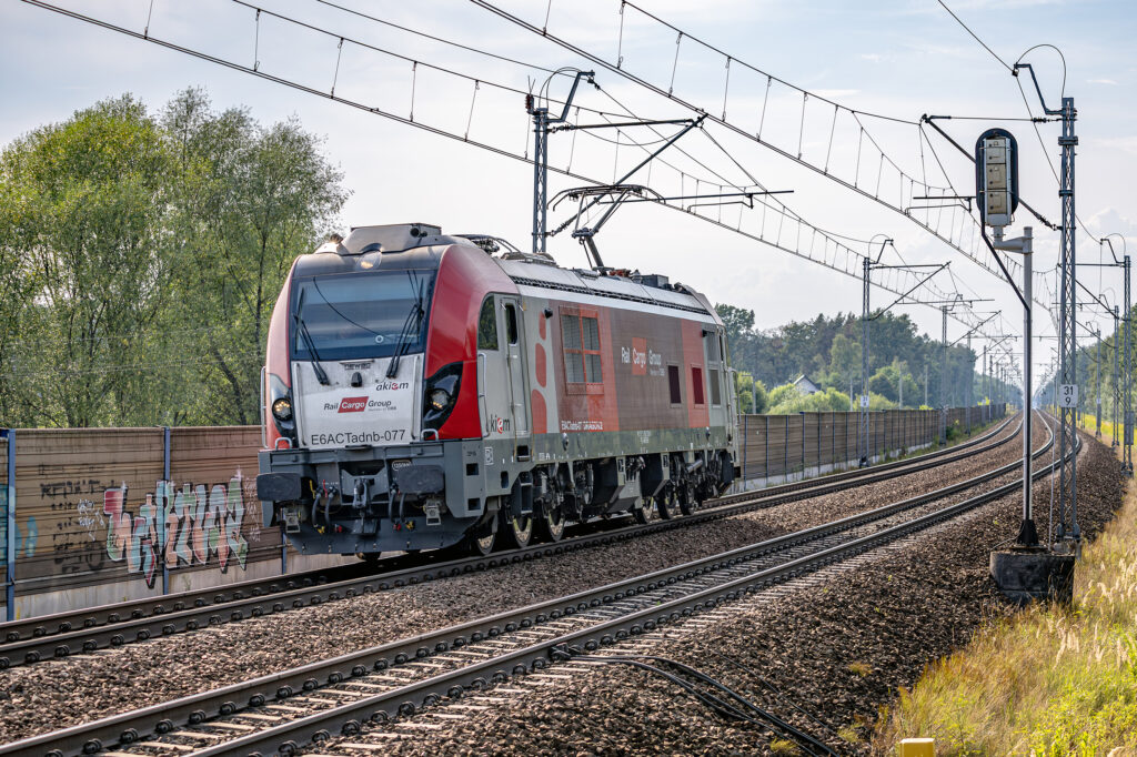 Lokomotywa E6ACTadnb-077 jadąca luzem — Stanisławice