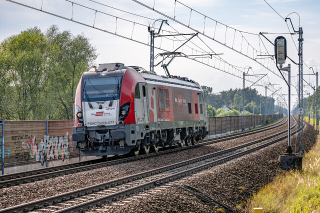 Lokomotywa E6ACTadnb-077 jadąca luzem — Stanisławice