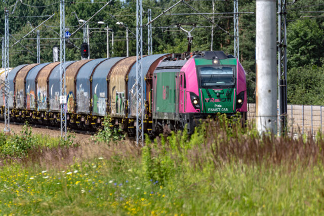 Pociąg towarowy prowadzony przez E6MST-038-Pinio — Jasień