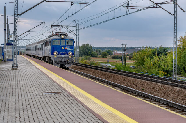 EP07-1033 przejeżdżający przez stację w Cikowicach na peronie pierwszym.