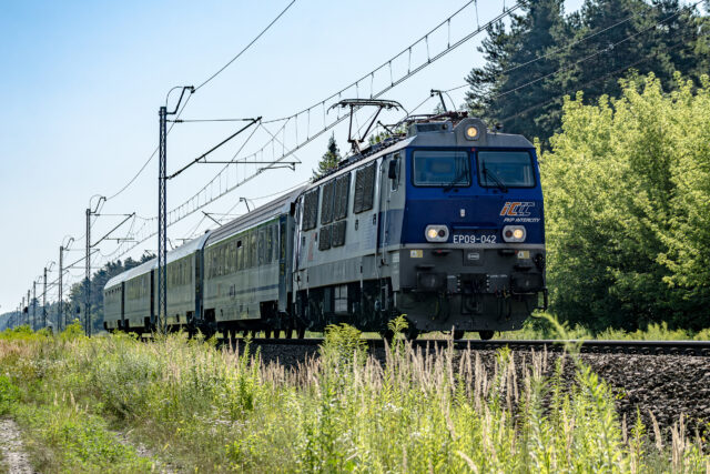 Pociąg pasażerski prowadzony przez EP09-042 — Staniątki