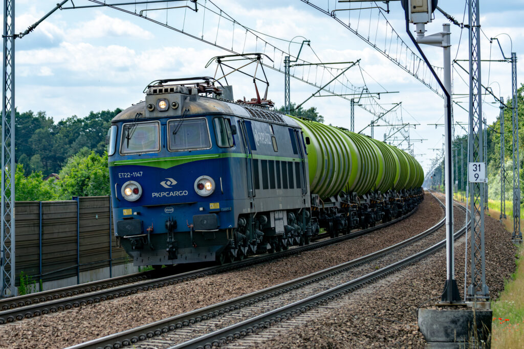 Pociąg towarowy prowadzony przez ET22-1147 — Stanisławice