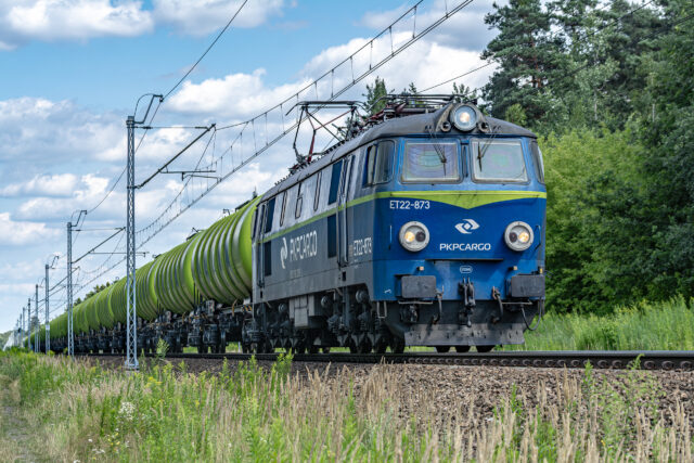 Pociąg towarowy prowadzony przez ET22-873 — Staniątki