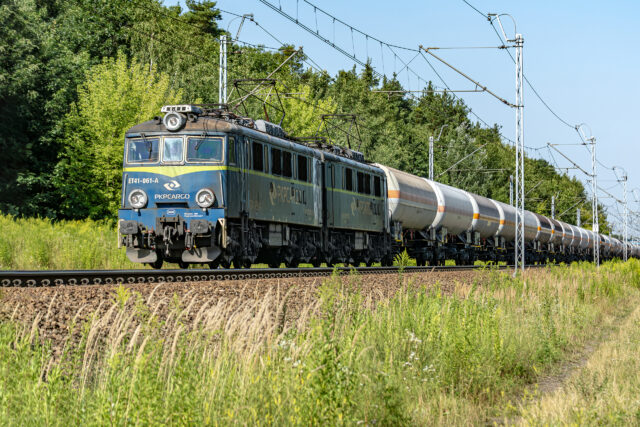 Pociąg towarowy prowadzony przez ET41-061 — Staniątki