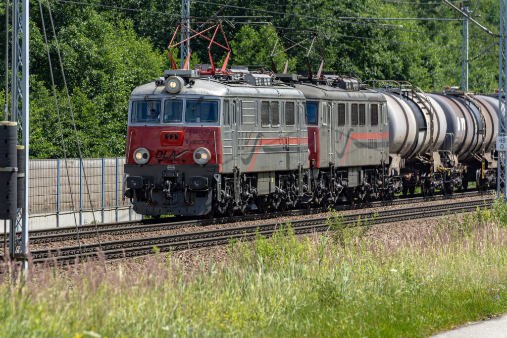 Pociąg towarowy prowadzony przez EU07-493 — Jasień