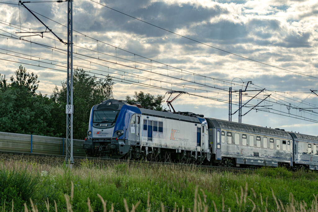 Pociąg pasażerski prowadzony przez EU160-028 — Stanisławice
