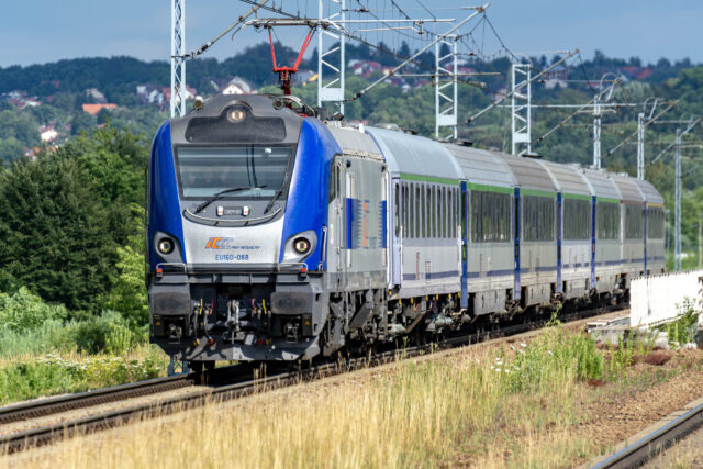 Pociąg pasażerski prowadzony przez EU160-088 — Cikowice