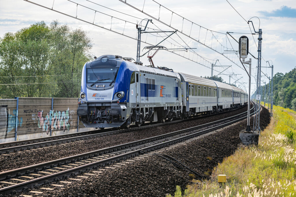 Pociąg pasażerski prowadzony przez EU160-088 — Stanisławice