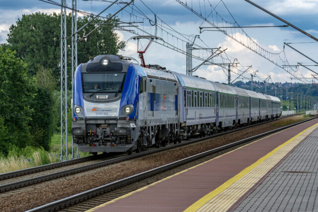 Pociąg pasażerski prowadzony przez EU160-092 — Cikowice