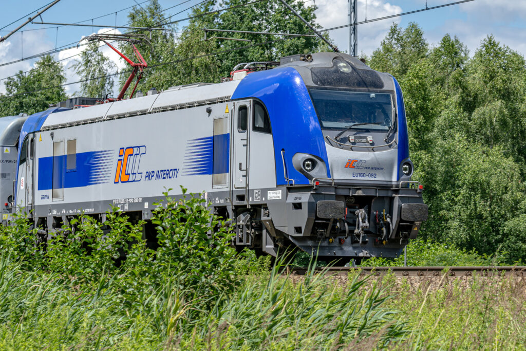 Pociąg pasażerski prowadzony przez EU160-092 — Jasień