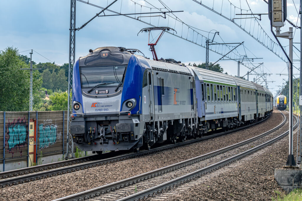 Pociąg pasażerski prowadzony przez EU160-093 — Stanisławice