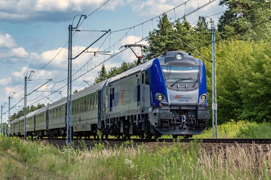 Pociąg pasażerski prowadzony przez EU160-095 — Staniątki