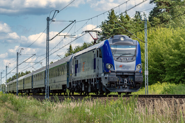 Pociąg pasażerski prowadzony przez EU160-095 — Staniątki