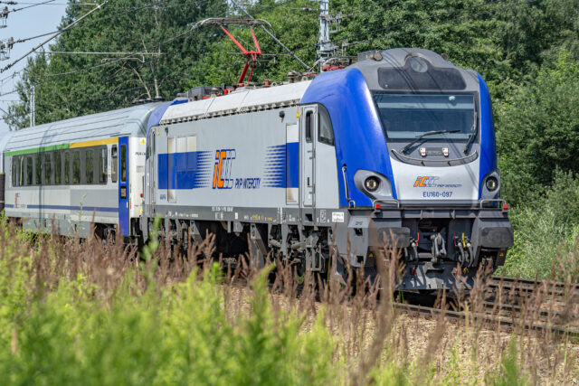 Pociąg pasażerski prowadzony przez EU160-097 — Jasień