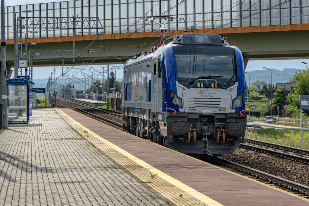Lokomotywa EU200-024 jadąca luzem — Stanisławice