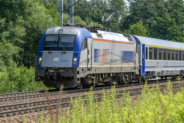 Pociąg pasażerski prowadzony przez EU44-008 — Jasień